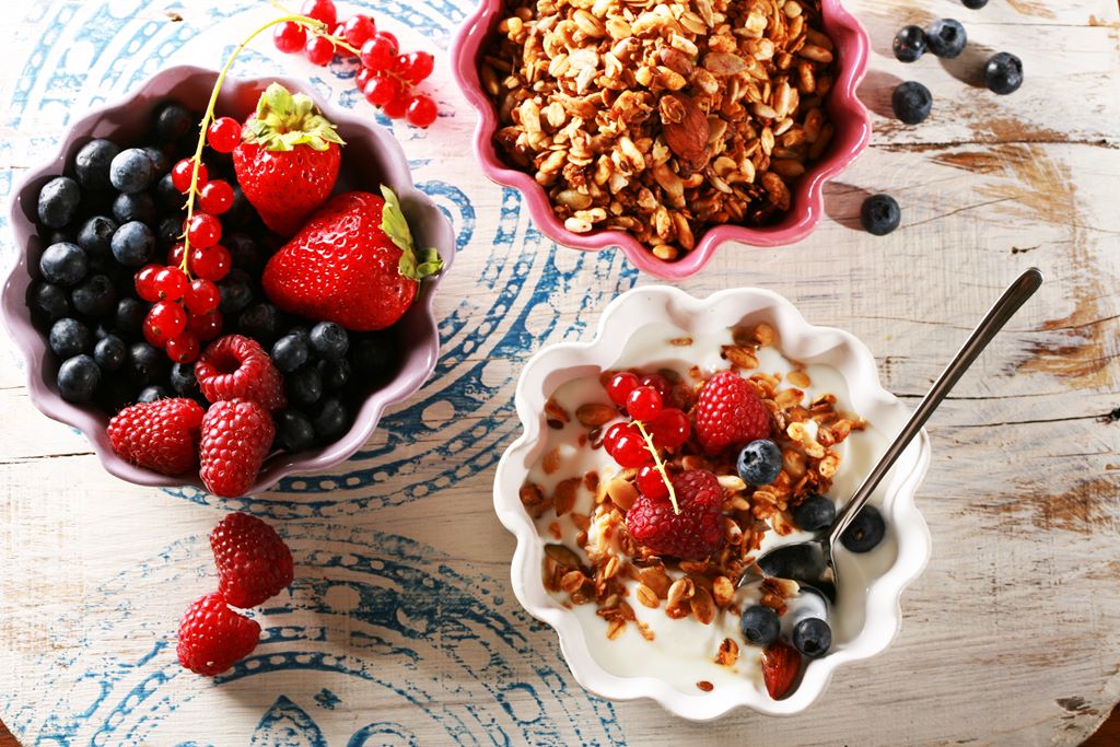 Domowa granola z jogurtem i owocami sezonowymi