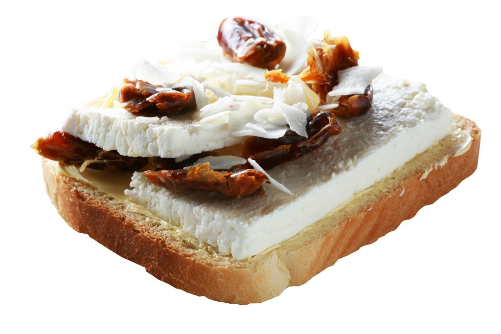 Kanapka z serem twarogowym, daktylami, miodem i płatkami kokosa