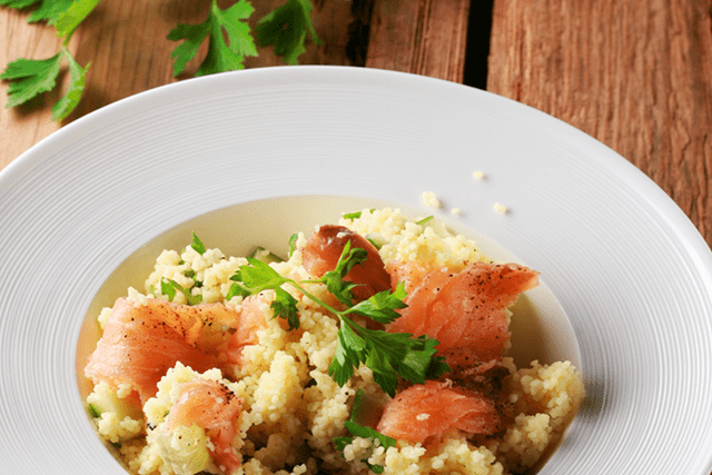 Sałatka z kaszą kuskus, ogórkiem i łososiem