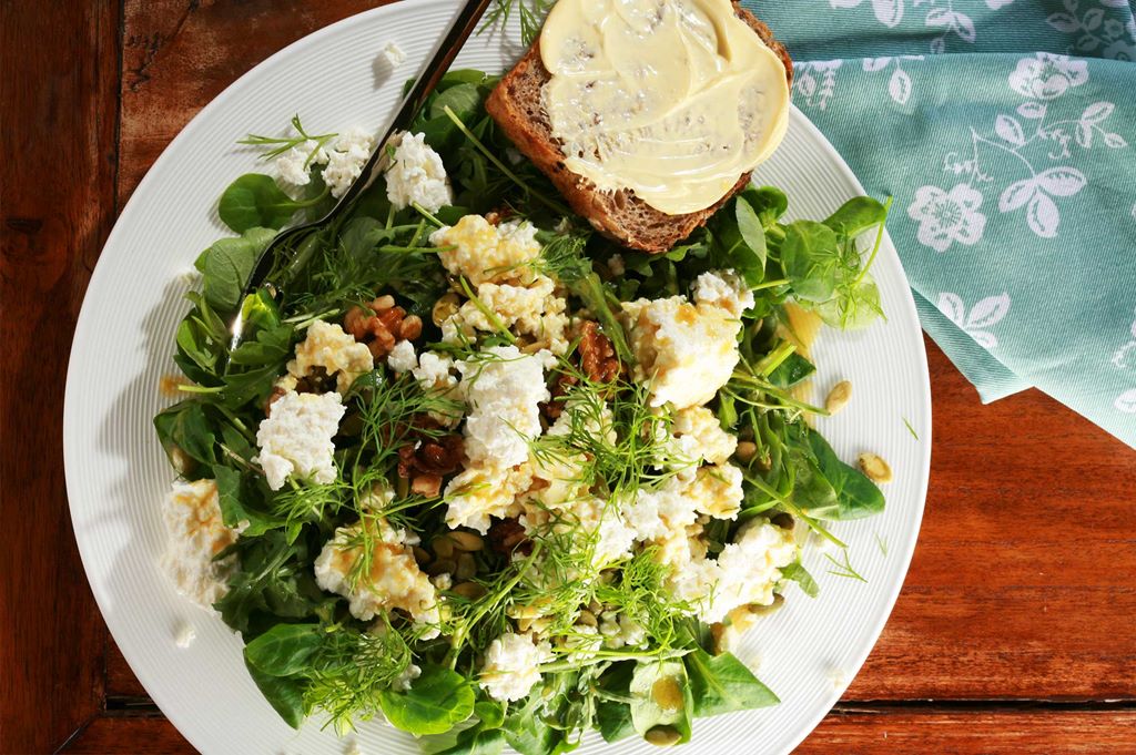 Sałatka z roszponką, twarogiem i sosem miodowo-musztardowym