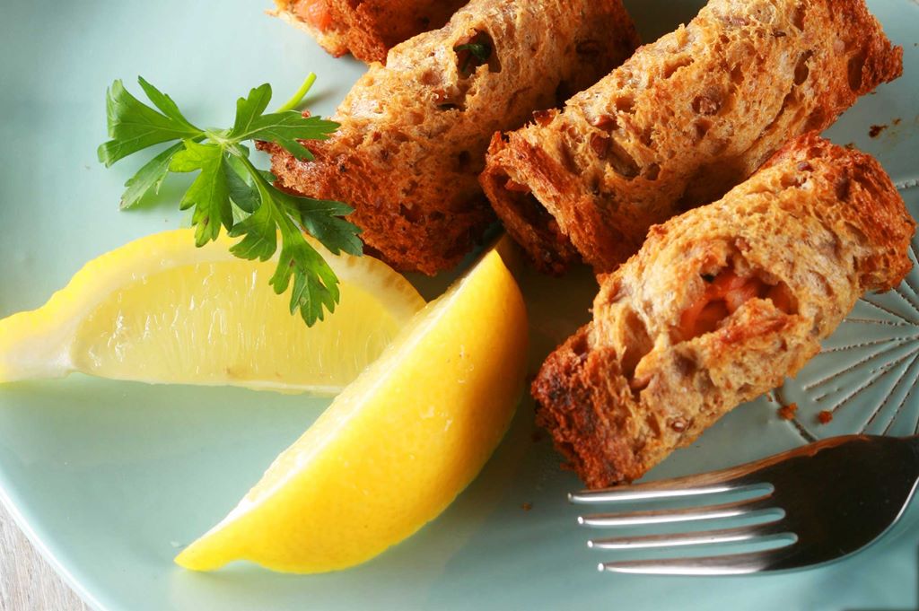 Pieczone roladki z chleba tostowego <br> z łososiem i natką pietruszki