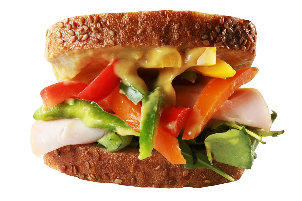 Kanapka z pieczonym indykiem, rukolą, grillowanymi paprykami i musztardą miodową