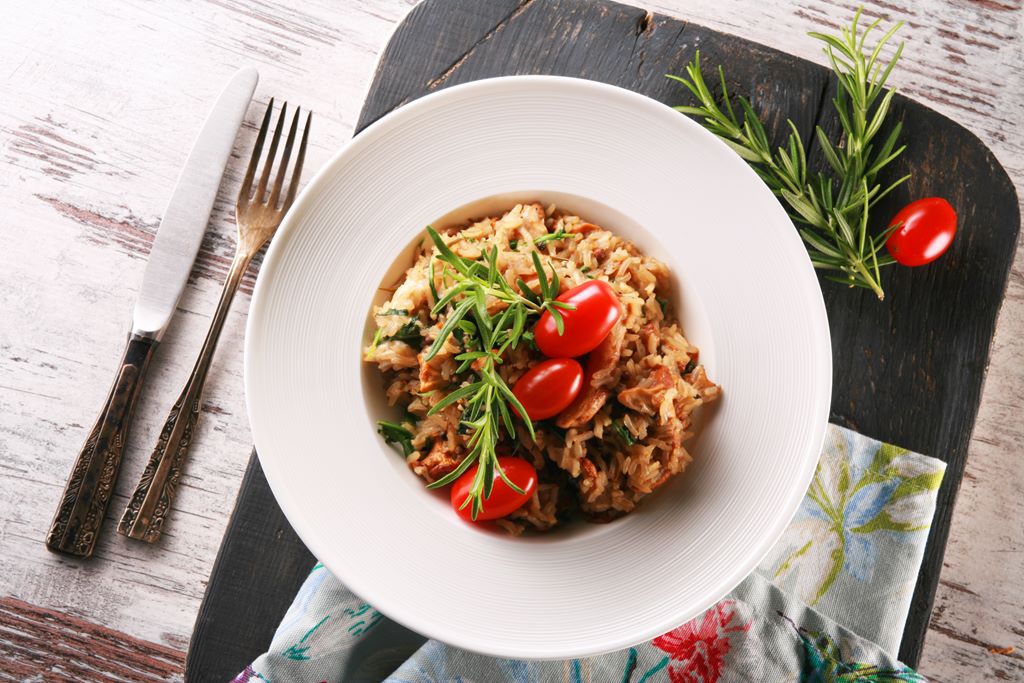 Risotto z brązowego ryżu z kurkami, rukolą i kolorowym pieprzem