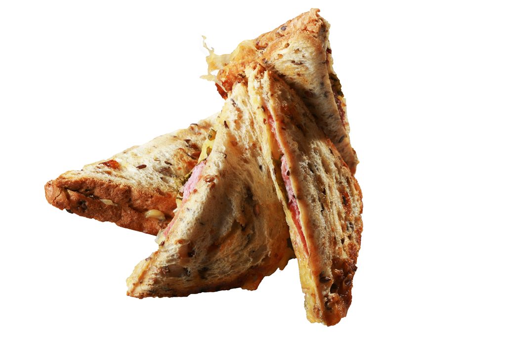 Kanapka hawajska z serem, szynką, ananasem i bazylią