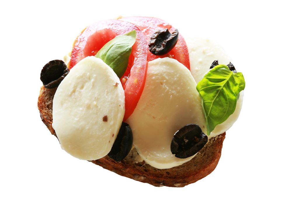 Kanapka z mozzarellą, pomidorami, oliwkami i bazylią