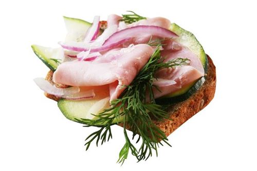 Kanapka z szynką, surową cukinią, czerwoną i białą cebulą