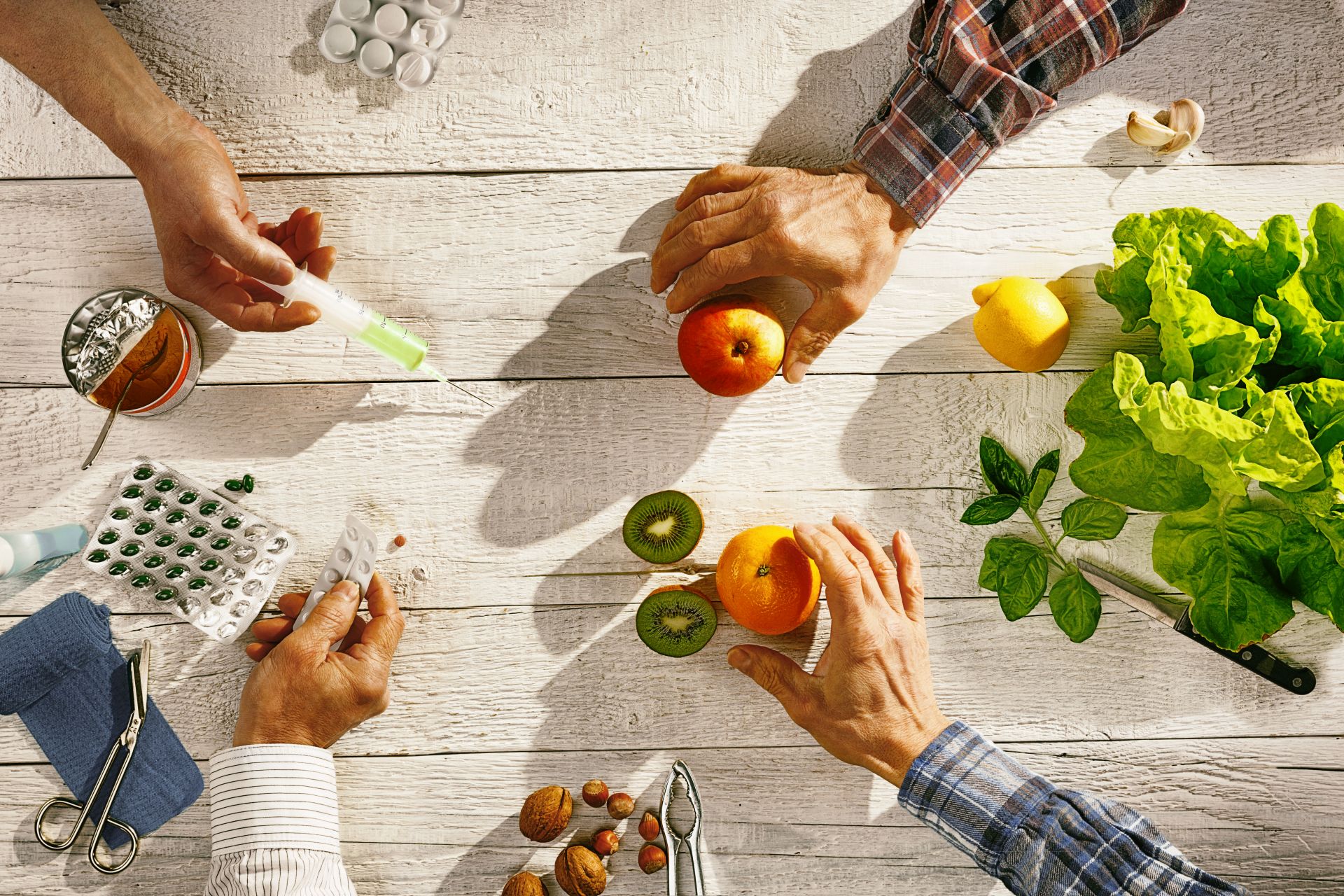 Czy wysoki poziom cholesterolu można obniżyć tylko farmakoterapią? Sprawdź mity i fakty oraz dowiedz się, jak na twoje zdrowie wpływa cholesterol. Normy wiekowe, wykonanie badania, czynniki wpływające na podwyższenie jego poziomu - sprawdź w artykule.