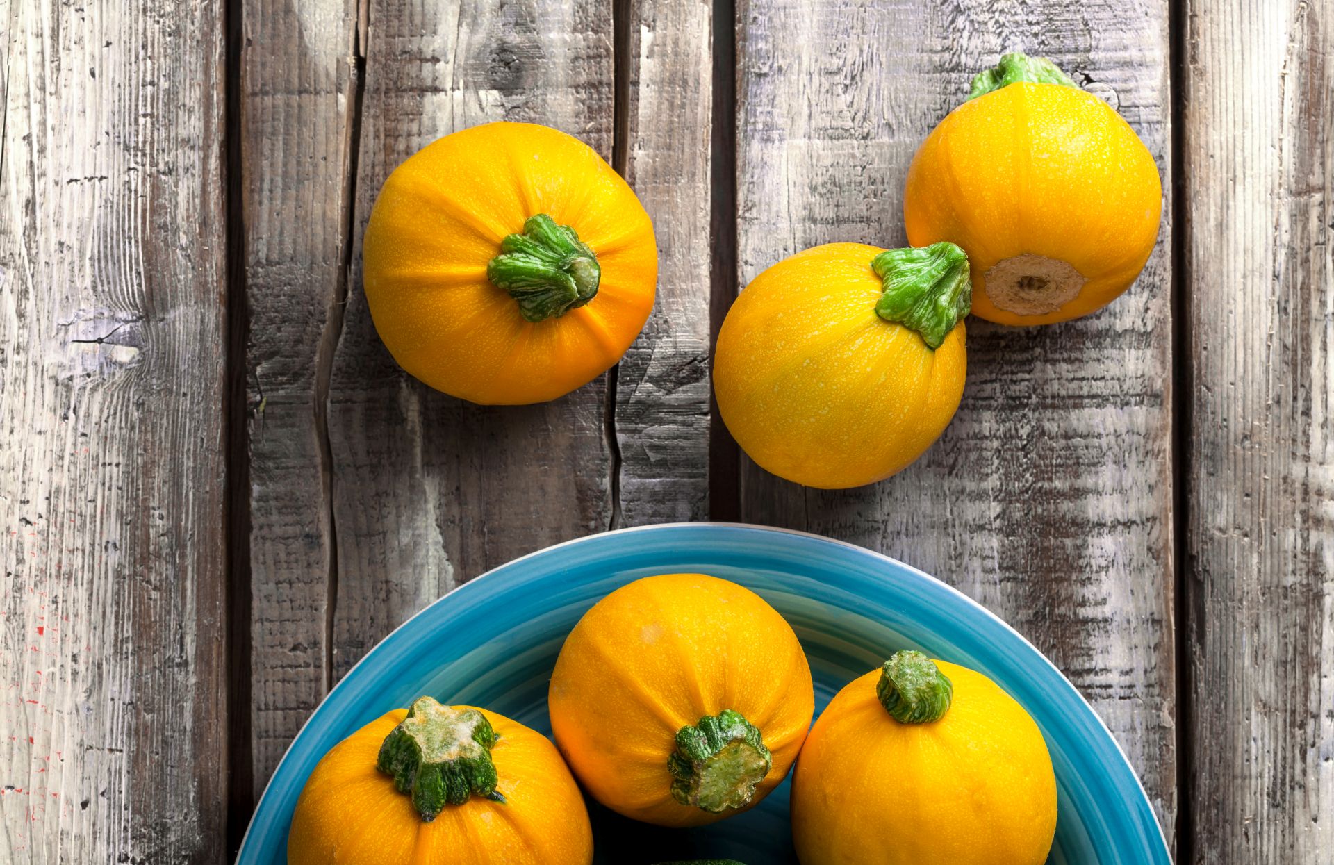 Zielone warzywa i ż&oacute;łta cukinia to składniki, kt&oacute;re warto wdrożyć do diety dla serca - lekkostrawne dania z cukinii to bogactwo witamin.