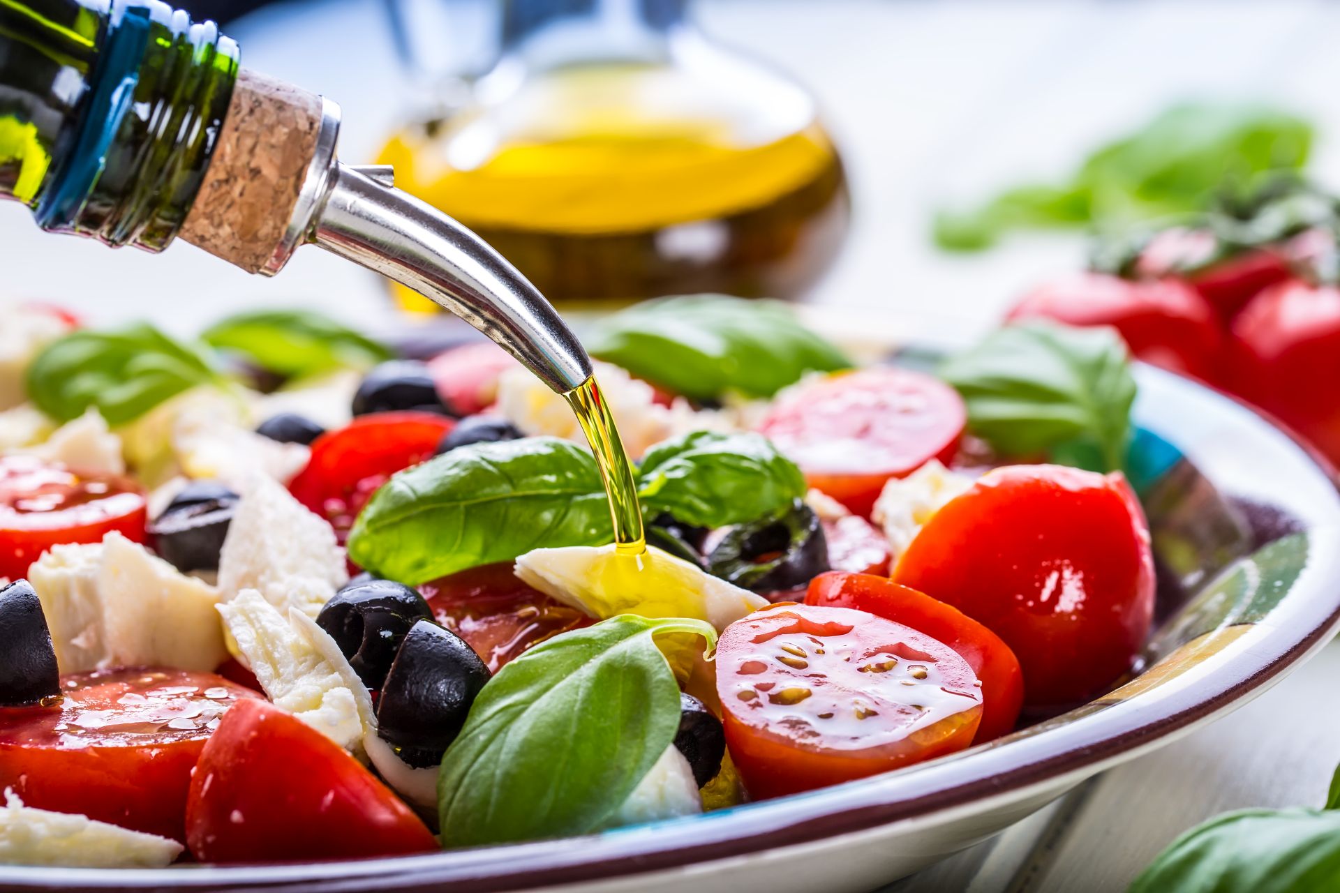 Dieta śr&oacute;dziemnomorska - zasady, jadłospis obejmujący produkty roślinne, zdrowe tłuszcze, nasiona i ziarna, produkty zbożowe - wspiera pracę serca, profilaktykę obniżania cholesterolu i wzmocnienia organizmu.