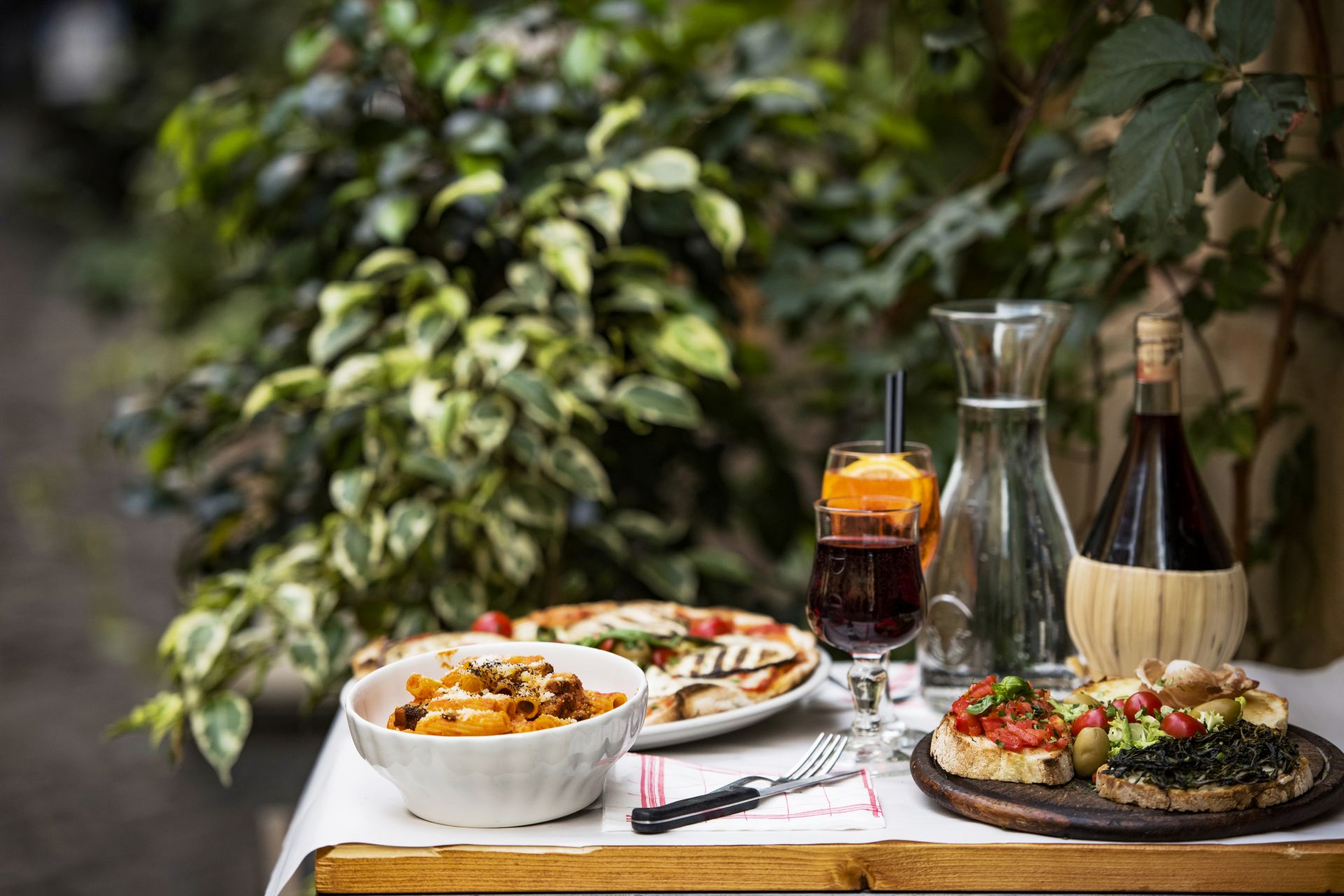 Dieta śr&oacute;dziemnomorska oparta na zdrowych tłuszczach, warzywach, owocach, rybach i ziarnach wpływa korzystnie na pracę serca, profilaktykę obniżania cholesterolu, wzmocnienie odporności.