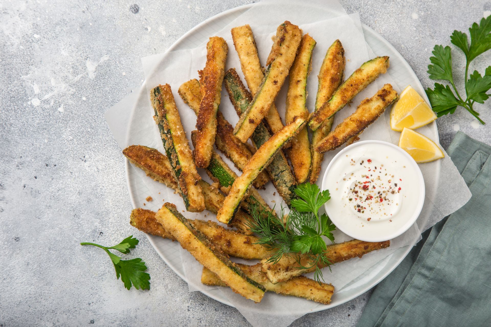 Lekkostrawne dania z cukinii - frytki z cukinii bogatej w potas, magnez, fosfor, witaminy i aminokwasy to dobra dieta dla serca.
