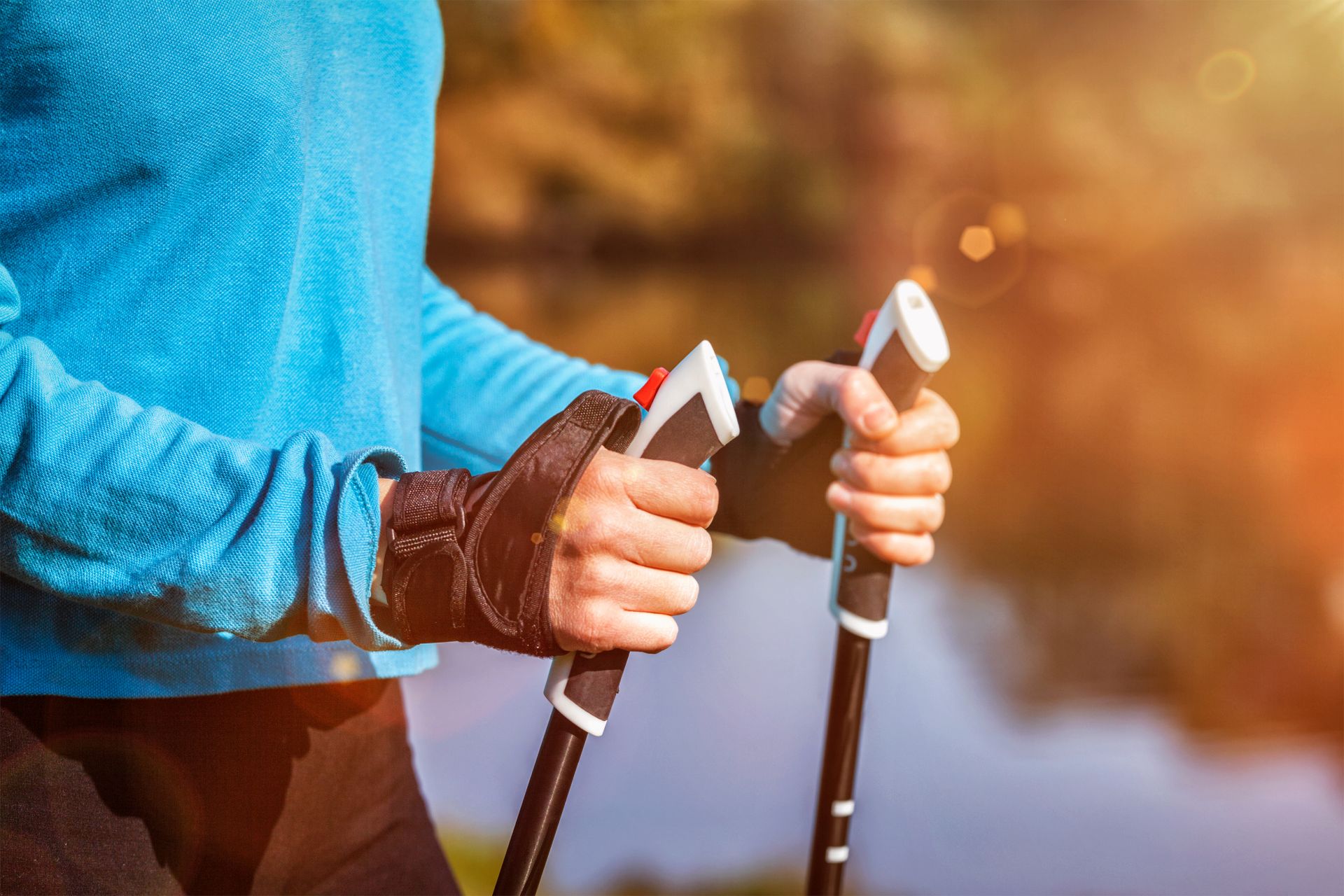 Nordic walking, czyli chodzenie z kijkami to dobra forma umiarkowanej aktywności fizycznej dla seniorów, schorowanych, osób z nadwagą.