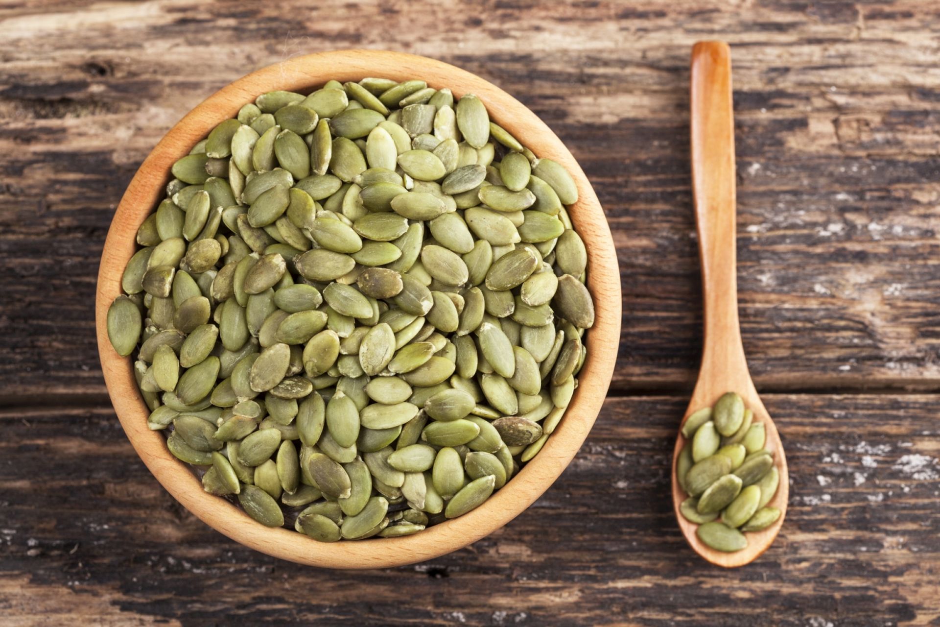 Pestki, nasiona i niektóre oleje roślinne to źródło niewielkiej ilości steroli roślinnych - jak obniżyć cholesterol? Wprowadź zdrowy styl życia, zbilansowaną dietę i żywność funkcjonalną ze sterolami roślinnymi.