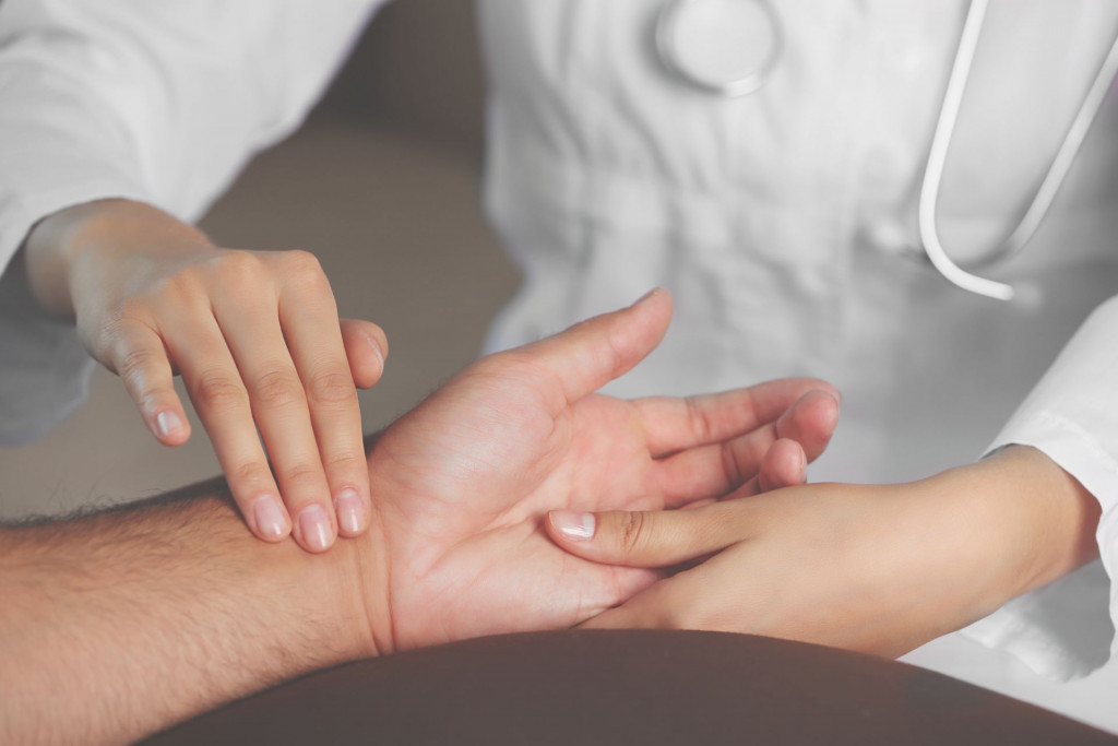 Wysoki puls - przyczyny i sposoby obniżania podwyższonego tętna oraz ciśnienia tętniczego - jak mierzyć puls i jaki powinien być prawidłowy puls?