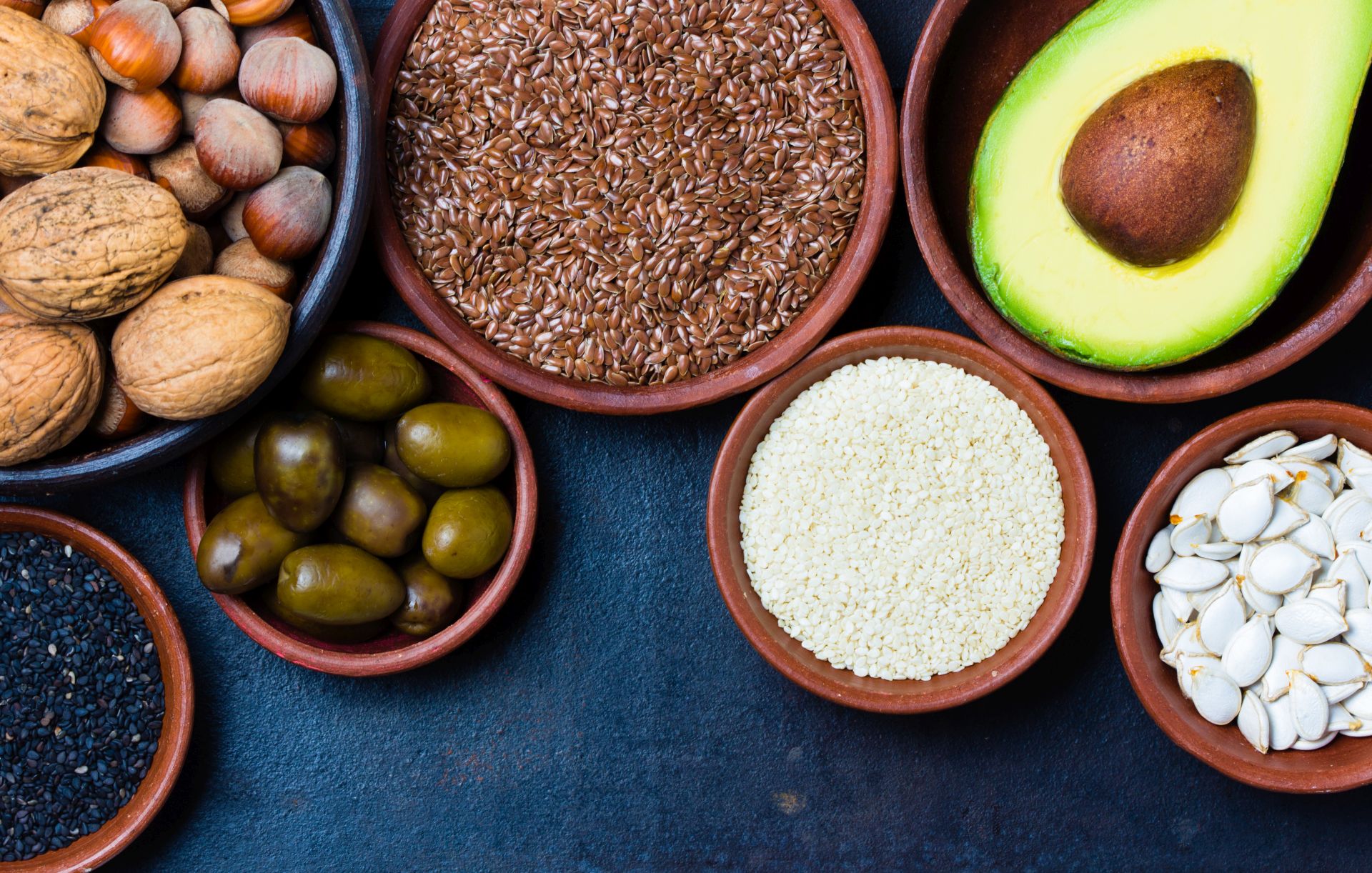 Źródła kwasów Omega-6 to nie tylko oleje roślinne i margaryny, ale także orzechy, pestki awokado - poznaj właściwości kwasów tłuszczowych Omega-6 i Omega-3.